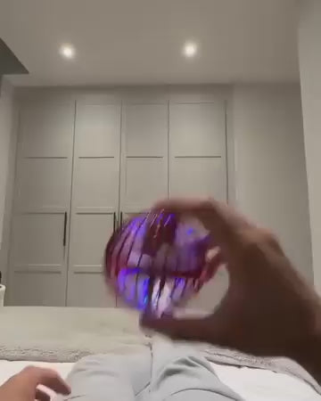 🎇 Bola Voladora Mágica LED – Diversión que Flota, Gira y Regresa